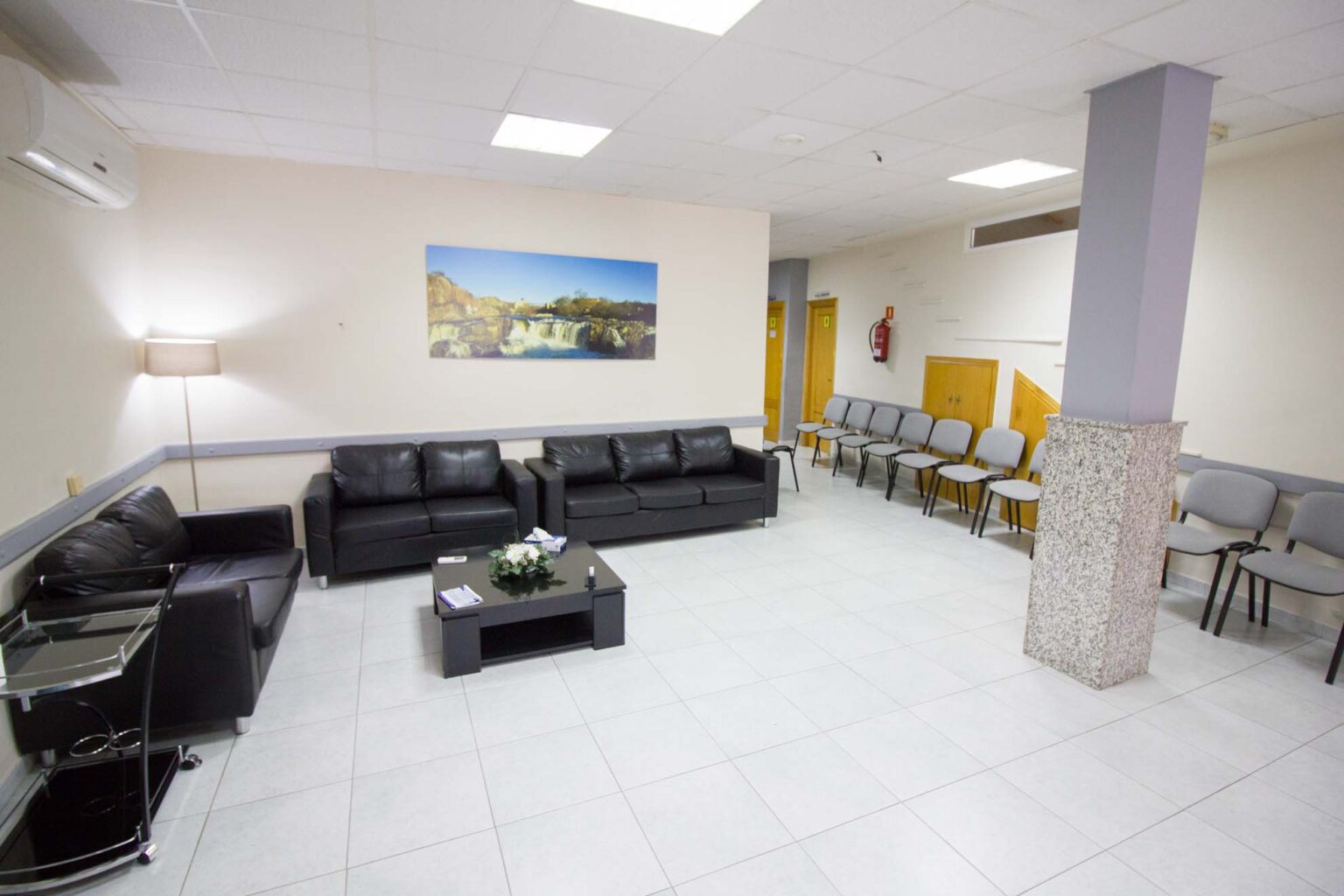 Interior de sala de velatorio en Tanatorio del Río Moraleja, ambiente tranquilo.